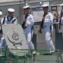 【横浜開港祭 護衛艦たかなみ一般公開】VIP(周りの人は皇族じゃね？って言ってた)の視察が終わり隊員の方々が持ち場に戻ります なるほどあのハッチから中に入れるのか..._〆(・∀・＠)ﾒﾓﾒﾓ 
