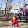 I. In Astoria Park speeltuin. 