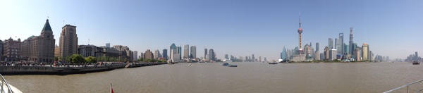 De Bund en Pudong vanaf de Huangpu rivier in panorama. #shanghaiaiai