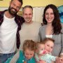 Dit zijn Mélanie en Maurice met hun kinderen. Liv, de jongste heeft galgangatresie. Haar lever werkte niet goed, waardoor ze zichzelf langzaam vergiftigde. Er zijn altijd te weinig donoren. Wachten duurde te lang, dat zou ze niet overleven. Haar vader besloot daarom een stuk van zijn eigen lever te doneren, en zo het leven van zijn dochter te redden. Hier zie je het gezin, na de geslaagde operatie. Hun verhaal zit vanavond in Overwinnaars. 21:45u @net5nl
