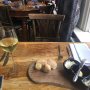 Uit eten, maar m'n tafelgenoot is even pissen. Wie denk je dat het is? Antwoord over een uurtje! #spanning #sensatie
