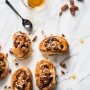 Cinnamon buns! En nog een gezondere versie ook. @vitalitien schreef het recept voor ons gloednieuwe boek Beweeg!
Je vindt het ook op onze sit, link in bio! @carreraculinair #cinnamonbuns #Beweeg!