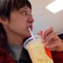 買ってくれそうな空気を感じないので、ふてくされて一人ミックスジュースを飲む。
