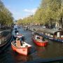 Amsterdam maakt zich op voor #koninginnedag: stootbumpers rond de woonboten #woonboot
