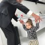 Bevrijdingsdag. Mijn vader en dochter die dansen erom! #5mei