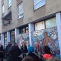 Vallen we zomaar in een kunstonthulling, verderop in de straat. De #Aquacosta! 