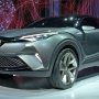 【東京モーターショー2015】新型プリウスと共にステージ上に展示されたコンセプトカーのC-HR ConceptとS-FR 人が多すぎてクルマに近づけず...orz