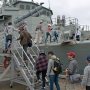 【FleetWeek 横須賀艦艇公開】ではではスチュアート乗船 もちろん同国の軍人さんが艦上では応対してくれます