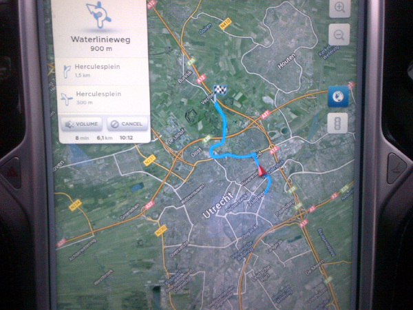 Garmin, navigatie in tesla model S is gestoord! Moet naar bunnink en wordt door utrecht centraal geloost. Bizar #fail