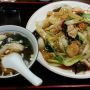 五目焼きそばセット、セットの半ワンタンが、変わった味で面白い