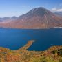 【半月山展望台】奥日光随一の絶景スポットはここでしょう 600mほど山を登る必要がありますが男体山に中禅寺湖、八丁出島を望む景観は見事です ただし紅葉時期は狭い展望台が大混雑しますｗ (ﾟ∀ﾟ; ｱｾｱｾ
