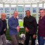 Iovine lijkt zonder petje wel wat op Satya Nadella. Oh wacht… 