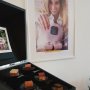 Je zal als taartliefhebber maar een eigen taart hebben! Heel trots: vegan, suikervrij en super lekker. Mijn @bakerline taart met aardbeien en chocolade is vanaf nu te bestellen. Laat me weten wat je er van vindt!