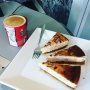 Radio maken met verse koffie en door @jorienrenkema gemaakte cheesecake. Life's good!