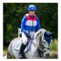 Young rider Joyce van de Kuilen nieuwe stalamazone bij Lips Stables!
De Gelderse eventingamazone Joyce van de Kuilen gaat team Lips versterken.
Na het behalen van haar NHB-Deurne diploma instructeur niveau 3, heeft ze toetreden gedaan tot het Brabantse team Lips in Breda. 
Joyce: ” Voor mezelf is het een hele verandering, omdat ik nu ook direct bij Lips Stables intern ben en dus ook uit huis ben gegaan. Na altijd bij mijn ouders, in Elst, te hebben gewoond, is dit zo in het begin best even wennen, maar ik kan wel direct zeggen dat ik het ontzettend naar mijn zin heb hier.
Ik hoop me hier verder te kunnen ontwikkelen in de eventingsport, zeker ook het internationale karakter wat Lips Stables heeftspreekt mij enorm aan. Daarnaast zal ik, naast mijn eigen paarden, diverse paarden van Lips Stables rijden, zodat Tim zich kan focussen op Rio en alles wat nog meer op zijn pad mag komen. Mijn persoonlijk doel en focus op korte termijn ligt op het EK Young riders in Italië a.s. september, wat mijn vijfde EK op rij zou mogen zijn. Met deze voorbereidingen en het werken naar een doel toe, verwacht ik ook veel op dit vlak van Tim en Martin te kunnen leren.” “Wij kenden Joyce natuurlijk al veel langer en hebben haar al eens vaker benaderd om bij ons te komen werken. Toentertijd zat ze nog één dag per week in Deurne en gezien haar leeftijd, kwam dit in die tijd te vroeg. Aangezien ze nu afgestudeerd is en wij opzoek waren naar een stalruiter die ons team kon versterken, hebben we geen moment getwijfeld en haar opnieuw benaderd. Met als resultaat dat ze nu, inclusief met haar twee paarden Izalco en Double O Seven, in Breda gesetteld is.” vertelt de Bredase ruiter, die nu in de laatste maand voor Rio zit en alle hulp kan gebruiken.
 @joycevdkuilen_