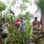 Hier laten de deelnemers van The Island mij zien hoe ze hun tanden poetsten, met as. Hun avonturen zie je om 20:30u, op @net5nl #4wekenSurvival #theIslandNL #afl1 #puurOverleven