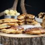 DADELS, BANAAN, KOKOS EN WALNOOT PANNENKOEKEN VAN @chefmetlef. (Bereidingstijd circa 10-15 minuten)

Ingrediënten voor 1/2 persoon
PANNENKOEKEN BESLAG:
· 50GRAM ULTRA FINE OATS - CARBS
· 35GRAM EIWITTEN (SMAAK VOORKEUR, VANILLE OF NATUREL) · 2 THEELEPELS BAKPOEDER (HALF ZAKJE)
· SNUFJE ZOUT
· 1 EI
· 30GRAM DADELS
· 1 BANAAN
· 30GRAM WALNOTEN
· 1 THEELEPEL KANEEL
· ½ THEE LEPEL VANILLE SUIKER
· 50-100ML WATER
*JE KAN HET EIWIT POEDER OOK VERVANGEN DOOR 20GRAM BLOEM.

TOPPING:
· 20-30ML MAPLE SYRUP

Bereidingswijze:
1. Mix de Ultra Fine Oats , whey protein poeder , bakpoeder, vanille suiker, snufje zout, kaneel, het ei en de in een kom. Snijd de banaan in kleine schijfjes, crunch de walnoten en voeg deze met de dadels toe aan het beslag. 
2. Voeg water toe op gevoel, het beslag mag best dik zijn maar nog wel mengbaar. * Je kan later altijd nog meer water toevoegen 
3. Laat dit minimaal een half uur staan om te rusten. (Niet erg als je het niet doet) 
4. Pan op laag vuur, scheutje zonnebloemolie erin en even warm laten worden. 
5. Gebruik een soeplepel om het beslag in de pan te doen. 
6. Bak ze zo een 1 á 2 minuten per kant. 
7. Leg de pannenkoekjes op een bord en doe daar een grotere kom overheen om deze warm te houden.

Voedingswaarde voor de gehele maaltijd:
Kcal 518 kcal
Koolhydraten 71 gram
Eiwitten 35 gram
Vezels 7 gram
Vetten 11 gram

Enjoy! #pannenkoek #chefmetlef #recept