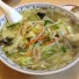 野菜ラーメン、今日はなぜか野菜が塩胡椒で炒められておらず、油だけがスープに染み出していく哀しい丼上のハーモニーであった。 
