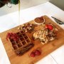 En dit is de 'Chicken 'n Waffle' die zo deze kant op komt. De waffles zijn van bananen gemaakt, heerlijk met sinaasappel zest en kaneel. De saus die je ziet is gemaakt van noten, peper en pure chocolade, inderdaad.. chocola 😍 @fitfoods.nl #findthejoyinhealthyfood