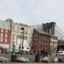 Bij Brooklyn Bridge. 