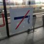 Hoe dom moet je zijn om een sticker zo op te plakken? 