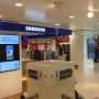 Samsung laat er geen gras over groeien. Apple eruit, Samsung erin. #bijenkorf 