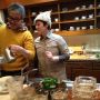 お客さんで珈琲蔵へ行ったのですが、途中からお店がワッサワッサとお祭り騒ぎになったので急遽ヘルプ！！ε=ヾ(*・∀・)/そんな忙しいときでも写真は撮りたいマイペースな二人です(笑)フッフー♪明日も昼からマスターのもとへ。wkwk。