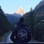 De Zwitserse @tamaraburgener maakte deze foto speciaal voor ons, mét de Matterhorn!
Wil jij ook overal te wereld shinen met je Vondelgymgear? Kijk dan snel in onze webshop!
#vondelgymmetvakantie #vondelgymmetchandise #matterhorn #toblerone #switserland
