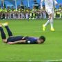 Kan de paus nog wat van leren: Zo kus je de grond. #vanpersie #spaned