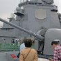【FleetWeek 横須賀艦艇公開】うんうん、オタじゃなくてもやっぱ兵装は気になるよねｗ (ﾟ∀ﾟ; ｱｾｱｾ
