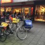 12 fietsers op babymelk jacht. 