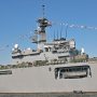 【FleetWeek 横浜艦艇公開】この日は甲板に陸自の車両を積んでいました 陸自の方も乗り込んで車両の点検らしきものをしていたのでどちらかへ出航前でしょうか
