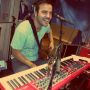 Bepakt met gitaar achter de toetsen, @JuanZelada zit er klaar voor! Wat een schatje he.. #3FM