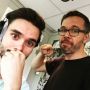 Deze eindbaas @domien zit in een rush die ik zelf ook een paar jaar heb mogen ervaren: drie weken de ochtend- EN de avondshow op #3FM presenteren. Dat is zwaar maar ook liefde voor het vak, voor de mu