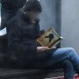 Even een boekje lezen op het station. 🙃