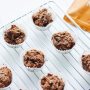 Verwen jezelf met deze verrukkelijke plant-based carrot cake protein muffins van @orangefit.nl!
.
Ingrediënten
Droog
- 180 gram speltmeel
- 30 gram Fit Green Protein vanille of chocola
- 1 tl koekkruiden
- 1 tl kaneel
- 1/2 tl baking soda
- 50 gram rozijnen
.
Nat
- 200 gram fijn geraspte wortel
- 70 gram agavesiroop
- 120 gram appelmoes
- 60 ml gesmolten kokosolie
- 1 tl vanille extract
.
Benodigdheden
- Oven
- Muffinblik
- Bakspray
- Muffinvormpjes
- 2 Mengkommen
.
Bereidingswijze
- Verwarm de oven voor op 175 graden
- Doe de muffinvormpjes in het muffinblik en vet deze in met bakspray
- Meng de droge ingrediënten bij elkaar in een mengkom
- Meng alle natte ingrediënten met elkaar in een andere mengkom
- Meng de droge ingrediënten met de natte ingrediënten - Verdeel het beslag over de 12 vormpjes
- Doe de muffins voor 20 minuten in de oven
- Laat helemaal afkoelen voordat je ze opeet
.
* Bewaar tot maximaal 3 dagen in de koelkast en tot 1 maand (afgedekt) in de vriezer
.
Voedingswaarde
153 kcal
5,6 gram vetten
18 gram koolhydraten
5,3 gram eiwit #muffins #orangefitrecept #eiwitrecept