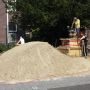 In Hengelo wordt gewerkt aan zandsculptuur voor koningsdag.
