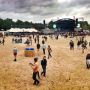 Wat een goed sfeertje, hier! Weer is iets minder, maar dat maakt Two Door Cinema Club zo goed. #BKS13 