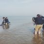 Another day at the office... Met de scooter en de crew de zee in!