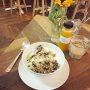 Lunchtime 😋 #oatmeal #fruit #latte  #juice #vegetables #healthylifestyle #sajoer