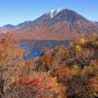 【半月山～社山】半月山を超えて社山へ続く登山道から眺める中禅寺湖と男体山
