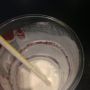 #foodreview Nieuw McDonalds twisterdrankje is meer effect dan functie. Rode jam mengt niet met shake. Cijfer: 5. 