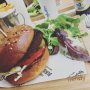 Gaat uit eten op zomerse avond en eet vegaburger, drinkt alchoholvrij. Ik ken mezelf nauwelijks terug maar ben wel trots.