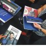 Dit is Beweeg!, een boek boordevol tips, trainingen en verhalen. Elk hoofdstuk begint met een veel gehoord excuus, of een reden waarom mensen niet aan sporten toekomen. Geen tijd, te moe aan het einde van een werkdag, kinderen, geen energie, weet niet wat ik moet doen, vind het saai, en ga zo maar door. En voor elk van die redenen krijg je dan tips, schema's  en inspirerende verhalen zodat je wel aan trainen toekomt, het wél volhoudt en er wél plezier in krijgt. Voor vrouwen en mannen dus die wel een zetje kunnen gebruiken in 2017. Maak er wat van, lieve mensen. Je krijgt er veel voor terug! Link in bio! Maar uiteraard ook gewoon te vinden bij je (online) boekwinkel! #goedevoornemens #volhouden