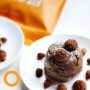 Deze heerlijke plantaardige kruidnoten mugcakes met extra proteïne van @orangefit.nl ideaal voor dit koude herfstweer en een leuk idee voor het Sinterklaas weekend. Enjoy!

Ingrediënten
– 1 kleine rijpe banaan (ongeveer 80 gram was mijne)
– 3 el speltmeel of een ander soort meel
– 45 ml amandelmelk
– 30 gram Fit Green Protein vanille of chocolade
– 1 el koekkruiden
– 1 tl bakpoeder
– 15 gram gesmolten kokosolie
– 3 el dadelstroop
– 1 tl vanille extract
– Paar kruidnootjes

Benodigdheden
– 2 koffiemokken
– Magnetron

Bereidingswijze
1. Spray de koffiemokken in met bakspray
2. Doe alle ingrediënten, behalve de kruidnootjes, bij elkaar in een mengkom
3. Mix het tot een glad beslag
4. Voeg de kruidnootjes toe en roer deze er voorzichtig doorheen
5. Verdeel het beslag over de twee koffiemokken
6. Doe de mugcakes voor 1 minuut in de magnetron (onze stond op 900 watt)
7. Ze zijn gloeiend heet als je ze eruit haalt, dus heel eventjes wachten en dan kan je ervan genieten!

Voedingswaarden (per stuk)
– 126 kcal
– 3,7 gram vet
– 18 gram koolhydraten
– 5,3 gram eiwit #sinterklaas #healthy #snack
