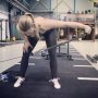 Aan alle vrouwen!
Wil je sterker worden, je techniek verbeteren van bijv. de squat of deadlift en tegelijk beter leren bewegen? Dan is de nieuwe training ‘Strongher’ misschien iets voor jou. Onder begeleiding van Romana (personal trainer) werk je in een groepje van zes meiden gedurende zes weken aan bovengenoemde punten. De trainingen zijn prima te combineren met bijvoorbeeld de crossfit lessen of de zaktrainingen.

Praktisch betekent dit dat je een keer per week met zijn allen gaat trainen en je krijgt een trainingsprogramma mee die je een keer per week zelf gaat uitvoeren. In een besloten online community is er daarnaast alle ruimte om vragen te stellen aan Romana en aan elkaar.

Het programma begint vanaf dinsdag 19 juli (13:00) of zondag 24 juli (12:00), afhankelijk van de tijd waarop je kan, en de lessen duren één uur. Er is plek voor maximaal zes deelnemers en het programma is alleen toegankelijk voor vrouwen. Je kan je aanmelden via info@vondelgym.nl @stronghercc #vrouwenkrachttraining #sterkerworden