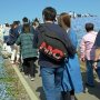 【ひたち海浜公園2017】天空へと続く道 皆さん丘の頂上を目指します 
