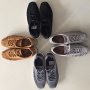 Mijn vader had vroeger een trui, die hij het liefst elke dag droeg. Als hij versleten was, kocht hij een nieuwe. Zelfde merk, zelfde type. Ik begreep dat nooit. Maar nu doe ik het zelf, met schoenen. De Nike Mayfly Woven. Langzaam word ik mijn vader. Die niet geheel toevallig de laatste tijd steeds vaker Nikes draagt, op z'n 74e.