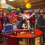 Vandaag exact 10 jaar geleden maakte ik m'n eerste uitzending voor 3FM. Die eerste show begon met Wake Me Up When September Ends, omdat ik gewoon niet wachten kon op die eerste maandag in oktober. 
Er is zo onnoemelijk gebeurd in die 10 jaar, het is bijna niet te bevatten. Nieuwe vrienden gemaakt, uitzenden vanaf de Noordpool, vanuit 8 steden in twee weken in de USA, Ekstra Weekend werd geboren en stierf een prachtige dood, twee keer het Glazen Huis in gemogen voor de mooiste radio ooit, bakken 