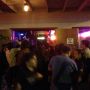 Hotel Vegas heeft een raam aan de straatkant waar je over de schouders van Fidlar meekijkt naar totale gekte #SXSW13 